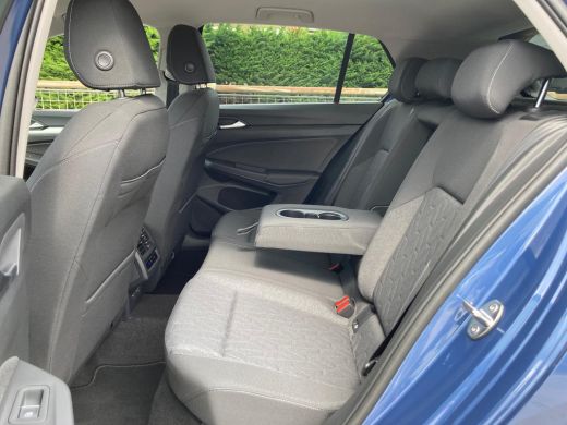 Volkswagen Golf Life Edition eHybrid | 'App-Connect' draadloze smartphone integratie | Achterbank in ongelijke de... ActivLease financial lease