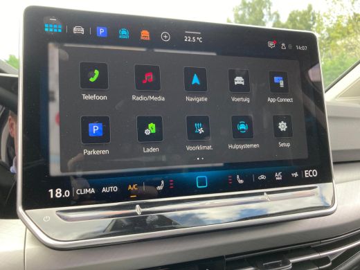 Volkswagen Golf Life Edition eHybrid | 'App-Connect' draadloze smartphone integratie | Achterbank in ongelijke de... ActivLease financial lease