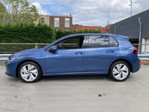 Volkswagen Golf Life Edition eHybrid | 'App-Connect' draadloze smartphone integratie | Achterbank in ongelijke de... ActivLease financial lease