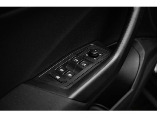 Volkswagen T-Roc Life Edition Inclusief €2000,- inruilvoordeel | 'App-Connect' draadloze smartphone integratie | '... ActivLease financial lease