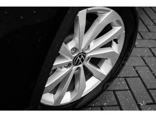 Volkswagen T-Roc Life Edition Inclusief €2000,- inruilvoordeel | 'App-Connect' draadloze smartphone integratie | '... ActivLease financial lease