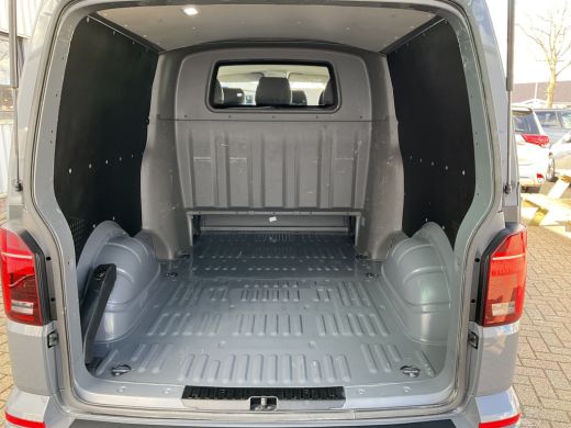 Volkswagen Transporter 6-Pers 2.0 TDI L2H1 DC Bulli Leer Cam Trekhaak Lang 6 Persoons Dubbele Cabine ActivLease financial lease