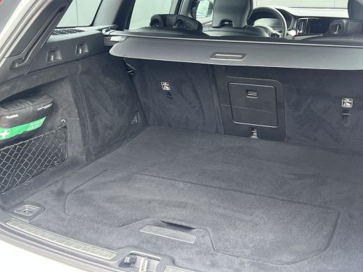 Volvo  V60 T8 Recharge AWD R-Design | Stoel Massage & Ventilatie | Harman Kardon | Trekhaak | Stoel en stuur... ActivLease financial lease