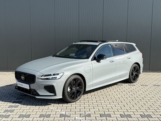 Volvo V60 T6 Ultra Dark Recharge Plug-In Hybrid AWD | Massage | Panoramadak | Heico | Styling Kit | 360 Cam... Volvo V60 T6 Ultra Dark Recharge Plug-In Hybrid AWD | Massage | Panoramadak | Heico | Styling Kit | 360 Cam...