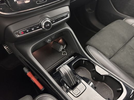 Volvo  XC40 Recharge P8 AWD R-Design [ 3-Fase ] {SOH-89%} (INCL-BTW) *LEATHER-ALCANTARA | DIGI-COCKPIT | FULL... ActivLease financial lease