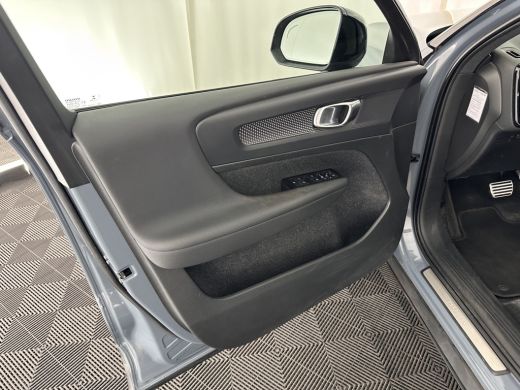 Volvo  XC40 Recharge P8 AWD R-Design [ 3-Fase ] {SOH-89%} (INCL-BTW) *LEATHER-ALCANTARA | DIGI-COCKPIT | FULL... ActivLease financial lease