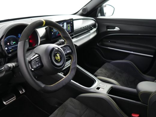 Abarth 600e Scorpionissima 54 kWh | Airco (automatisch) | Armsteun voor | Lederen/microvezel bekleding ActivLease financial lease