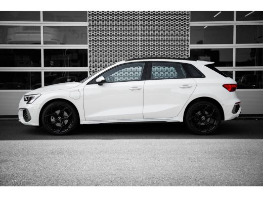 Audi A3 Sportback A3 S-Edition 40 TFSI-e 204pk | Alcantara | Keyless | Matrix | ActivLease financial lease
