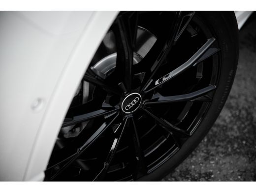 Audi Q3 45 TFSI e 245pk S edition | Panoramadak | 20" | 360 Camera | Trekhaak | Stoelen Elektrisch ActivLease financial lease