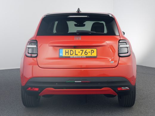 Fiat 600 La Prima 54 kWh | Achteruitrijcamera | Airco (automatisch) | Apple Carplay/Android Auto|telefooni... ActivLease financial lease