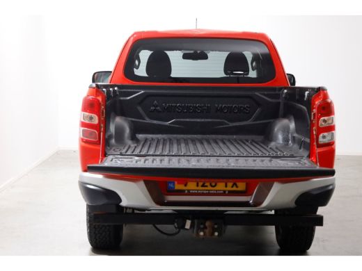 Mitsubishi L200 2.4 DI-D 180pk Club Cab Intense 4x4 High/Low Gearing + Diff. Lock 12-2018 ActivLease financial lease