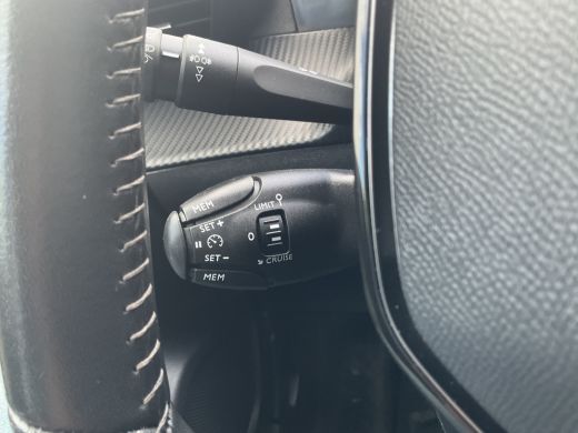 Peugeot e-2008 EV Allure 50 kWh Carplay Navigatie Black Beauty Tel Lader ActivLease financial lease