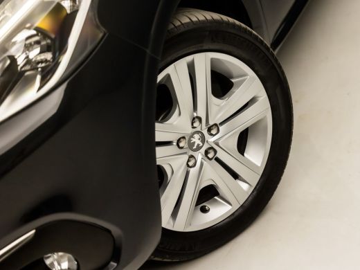 Peugeot 208 1.2 PureTech Sport Signature (APPLE CARPLAY, NAVIGATIE, LM VELGEN, SPORTSTOELEN, TREKHAAK, PARKEE... ActivLease financial lease