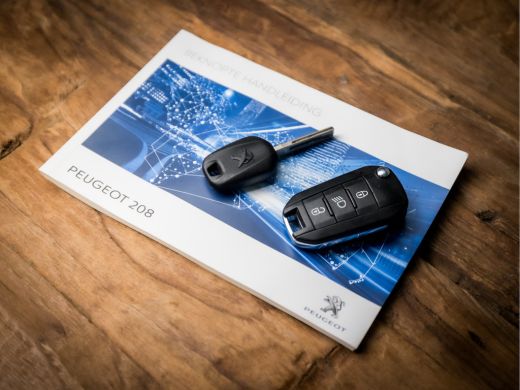 Peugeot 208 1.2 PureTech Sport Signature (APPLE CARPLAY, NAVIGATIE, LM VELGEN, SPORTSTOELEN, TREKHAAK, PARKEE... ActivLease financial lease