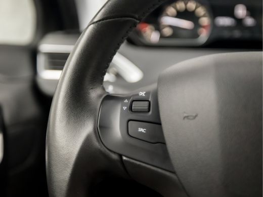 Peugeot 208 1.2 PureTech Sport Signature (APPLE CARPLAY, NAVIGATIE, LM VELGEN, SPORTSTOELEN, TREKHAAK, PARKEE... ActivLease financial lease