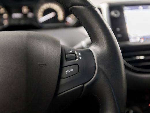 Peugeot 208 1.2 PureTech Sport Signature (APPLE CARPLAY, NAVIGATIE, LM VELGEN, SPORTSTOELEN, TREKHAAK, PARKEE... ActivLease financial lease