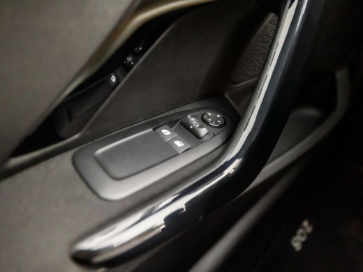 Peugeot 208 1.2 PureTech Sport Signature (APPLE CARPLAY, NAVIGATIE, LM VELGEN, SPORTSTOELEN, TREKHAAK, PARKEE... ActivLease financial lease