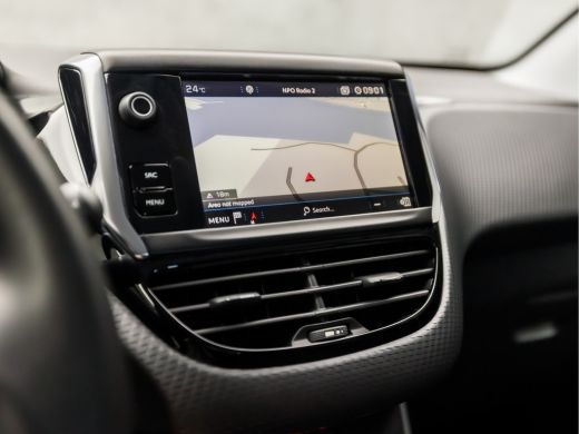 Peugeot 208 1.2 PureTech Sport Signature (APPLE CARPLAY, NAVIGATIE, LM VELGEN, SPORTSTOELEN, TREKHAAK, PARKEE... ActivLease financial lease