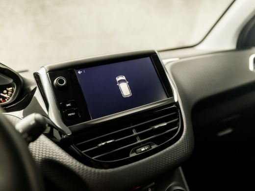 Peugeot 208 1.2 PureTech Sport Signature (APPLE CARPLAY, NAVIGATIE, LM VELGEN, SPORTSTOELEN, TREKHAAK, PARKEE... ActivLease financial lease