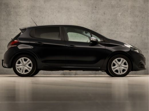 Peugeot 208 1.2 PureTech Sport Signature (APPLE CARPLAY, NAVIGATIE, LM VELGEN, SPORTSTOELEN, TREKHAAK, PARKEE... ActivLease financial lease