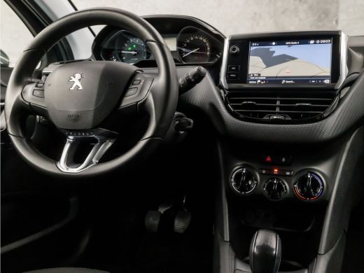Peugeot 208 1.2 PureTech Sport Signature (APPLE CARPLAY, NAVIGATIE, LM VELGEN, SPORTSTOELEN, TREKHAAK, PARKEE... ActivLease financial lease