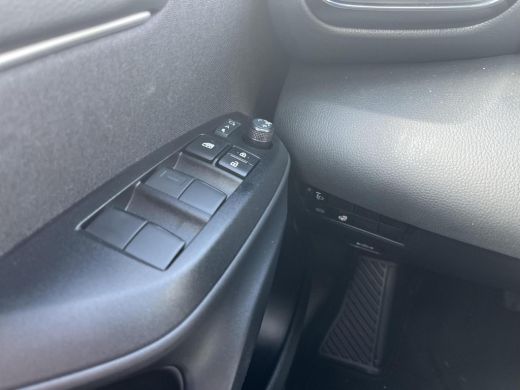 Toyota Yaris 1.5 Hybrid 115 Dynamic | Navigatie | Apple CarPlay/Android auto | Comfort Pack | Parkeersensoren ... ActivLease financial lease
