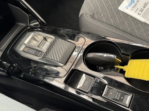 Peugeot e-208 EV Style 50 kWh Stoelverwarming | Keyless Entry & Start | LED | Parkeersensoren Achter | Apple Ca... ActivLease financial lease