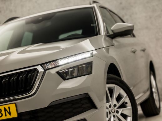 Skoda Kamiq 1.0 TSI Sport (APPLE CARPLAY, GROOT NAVI, CLIMATE, GETINT GLAS, ZWART HEMEL, SPORTSTOELEN, LED KO... ActivLease financial lease