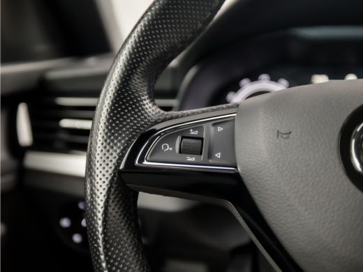 Skoda Kamiq 1.0 TSI Sport (APPLE CARPLAY, GROOT NAVI, CLIMATE, GETINT GLAS, ZWART HEMEL, SPORTSTOELEN, LED KO... ActivLease financial lease