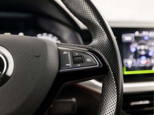Skoda Kamiq 1.0 TSI Sport (APPLE CARPLAY, GROOT NAVI, CLIMATE, GETINT GLAS, ZWART HEMEL, SPORTSTOELEN, LED KO... ActivLease financial lease