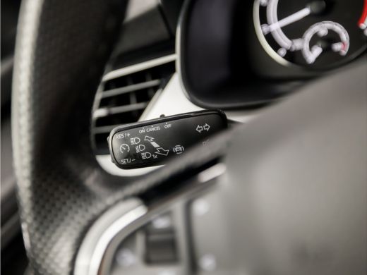 Skoda Kamiq 1.0 TSI Sport (APPLE CARPLAY, GROOT NAVI, CLIMATE, GETINT GLAS, ZWART HEMEL, SPORTSTOELEN, LED KO... ActivLease financial lease