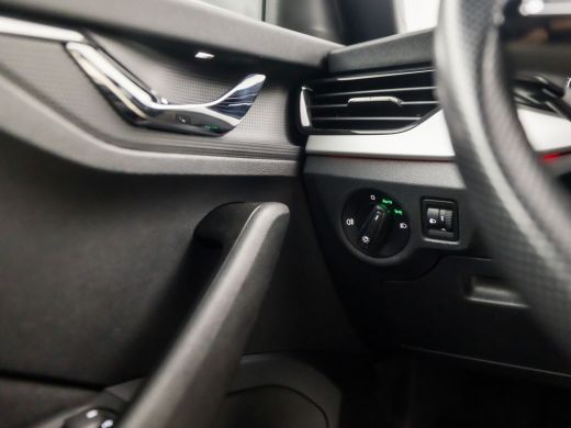Skoda Kamiq 1.0 TSI Sport (APPLE CARPLAY, GROOT NAVI, CLIMATE, GETINT GLAS, ZWART HEMEL, SPORTSTOELEN, LED KO... ActivLease financial lease