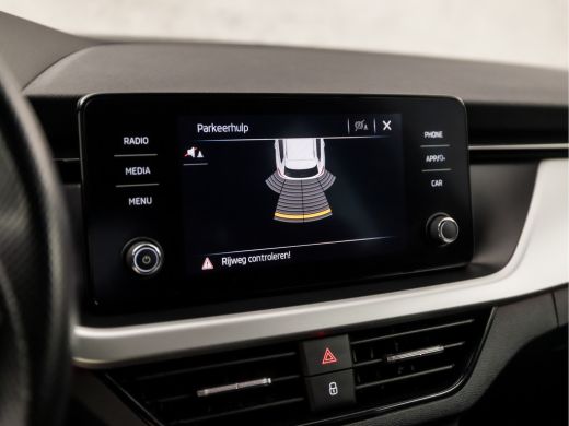 Skoda Kamiq 1.0 TSI Sport (APPLE CARPLAY, GROOT NAVI, CLIMATE, GETINT GLAS, ZWART HEMEL, SPORTSTOELEN, LED KO... ActivLease financial lease