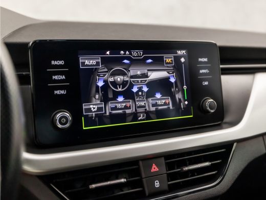 Skoda Kamiq 1.0 TSI Sport (APPLE CARPLAY, GROOT NAVI, CLIMATE, GETINT GLAS, ZWART HEMEL, SPORTSTOELEN, LED KO... ActivLease financial lease