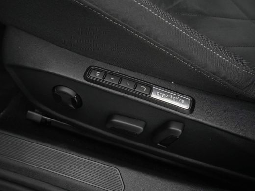 Volkswagen Golf 1.0 TSI Life Business Navigatie Memory Massagestoel Parkeersensonren 24 ActivLease financial lease