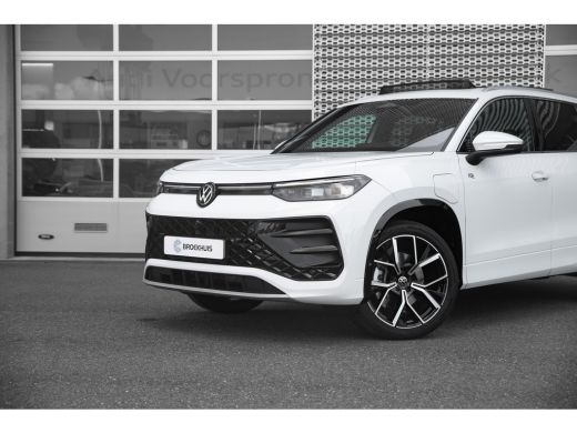 Volkswagen Tayron 1.5 eHybrid 204pk R-Line Edition | Panoramadak | Head-Up | Adaptive Cruise | 20" | 360 Camera ActivLease financial lease