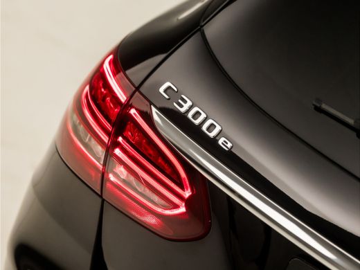 Mercedes-Benz C-Klasse Estate 300 e AMG Pack 320Pk Automaat (PANORAMADAK, APPLE CARPLAY, SFEERVERLICHTING, CAMERA, LEDER... ActivLease financial lease