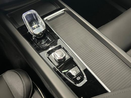 Volvo  XC60 T6 Plug-in hybrid AWD Ultra Black Edition | 22 inch velgen | Achterbank verwarmd | Apple Carplay/... ActivLease financial lease