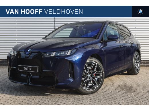 BMW iX xDrive45 M Sport / Panoramadak / Trekhaak / Soft-Close / Stoelventilatie / Parking Assisant Profe... BMW iX xDrive45 M Sport / Panoramadak / Trekhaak / Soft-Close / Stoelventilatie / Parking Assisant Profe...