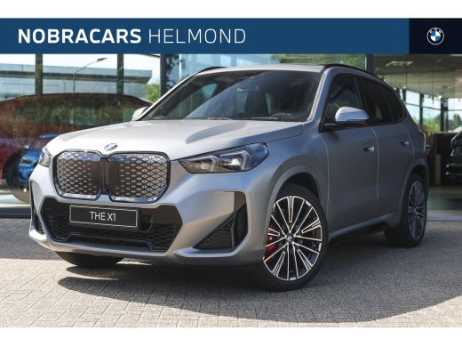 BMW iX1 eDrive20 High Executive M Sport / Panoramadak / Trekhaak / Sportstoelen / M Adaptief onderstel / ...