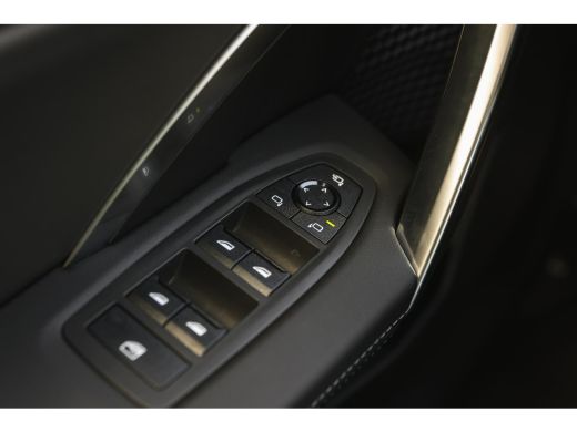 BMW iX1 eDrive20 High Executive M Sport / Panoramadak / Trekhaak / Sportstoelen / M Adaptief onderstel / ... ActivLease financial lease
