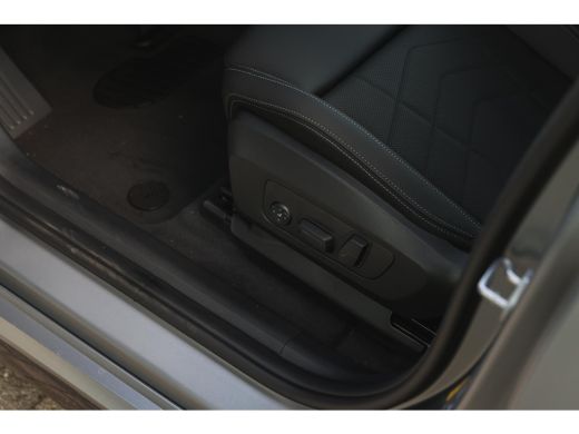 BMW iX1 eDrive20 High Executive M Sport / Panoramadak / Trekhaak / Sportstoelen / M Adaptief onderstel / ... ActivLease financial lease