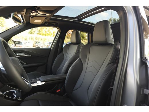 BMW iX1 eDrive20 High Executive M Sport / Panoramadak / Trekhaak / Sportstoelen / M Adaptief onderstel / ... ActivLease financial lease