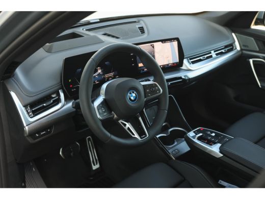 BMW iX1 eDrive20 High Executive M Sport / Panoramadak / Trekhaak / Sportstoelen / M Adaptief onderstel / ... ActivLease financial lease
