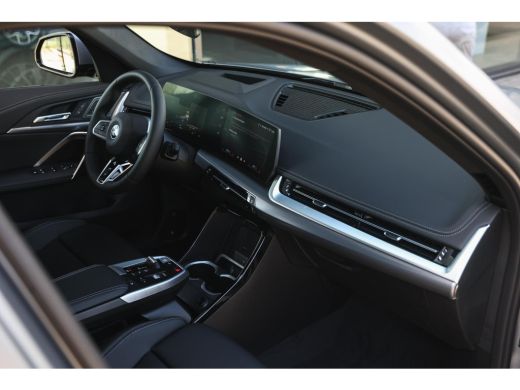 BMW iX1 eDrive20 High Executive M Sport / Panoramadak / Trekhaak / Sportstoelen / M Adaptief onderstel / ... ActivLease financial lease