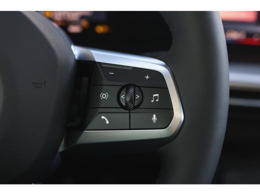 BMW iX1 eDrive20 High Executive M Sport / Panoramadak / Trekhaak / Sportstoelen / M Adaptief onderstel / ... ActivLease financial lease