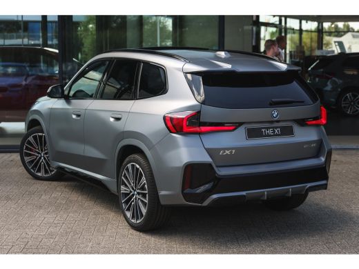 BMW iX1 eDrive20 High Executive M Sport / Panoramadak / Trekhaak / Sportstoelen / M Adaptief onderstel / ... ActivLease financial lease