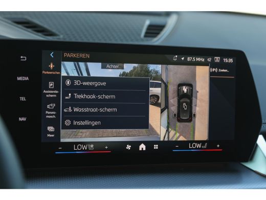 BMW iX1 eDrive20 High Executive M Sport / Panoramadak / Trekhaak / Sportstoelen / M Adaptief onderstel / ... ActivLease financial lease