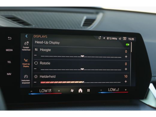 BMW iX1 eDrive20 High Executive M Sport / Panoramadak / Trekhaak / Sportstoelen / M Adaptief onderstel / ... ActivLease financial lease