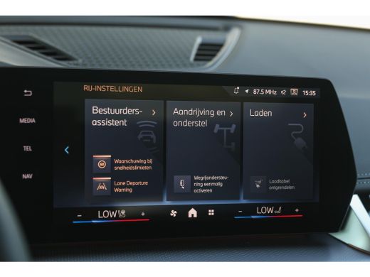 BMW iX1 eDrive20 High Executive M Sport / Panoramadak / Trekhaak / Sportstoelen / M Adaptief onderstel / ... ActivLease financial lease